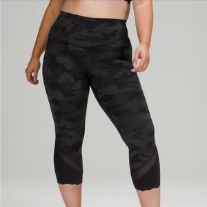 NWT sz 6 Lululemon wunder under crop 23in with scallop hem, dark camo